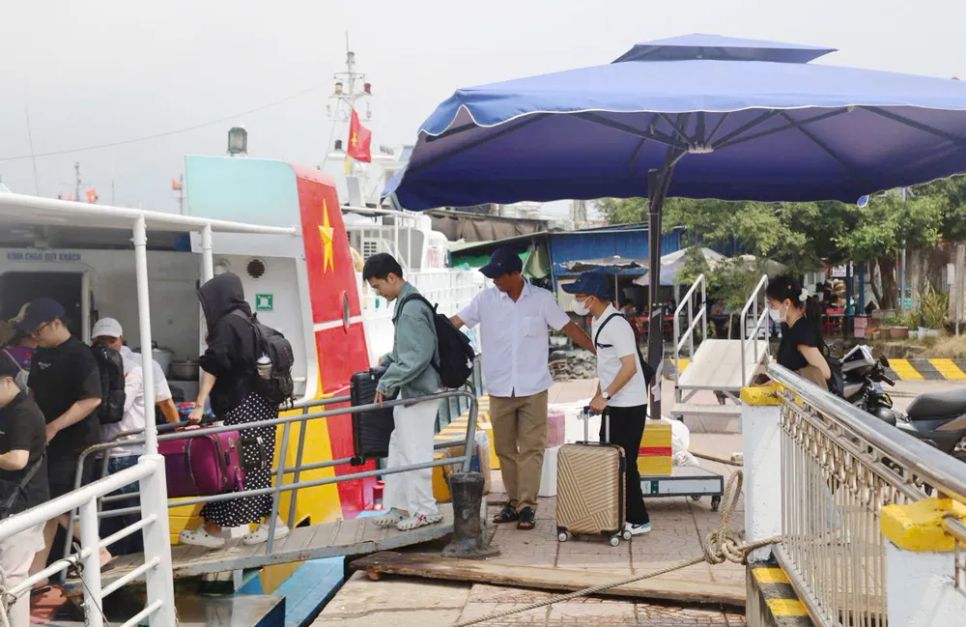 Du khách, giới trẻ lên tàu siêu tốc ra đảo Lý Sơn nghỉ lễ từ sớm hơn. Ảnh: NGUYỄN TRANG
