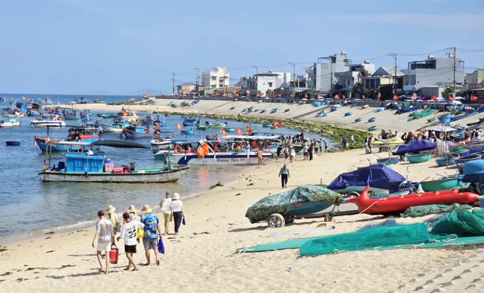 Du khách, người dân chờ tàu siêu tốc đưa ra trải nghiệm du lịch biển, lặn ngắm san hô ở bán đảo Hòn Khô - Nhơn Hải. Ảnh: NGỌC OAI