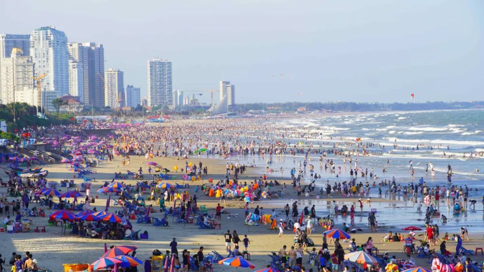 Biển Bãi Sau (phường Vũng Tàu, TPHCM) đông nghẹt khách du lịch