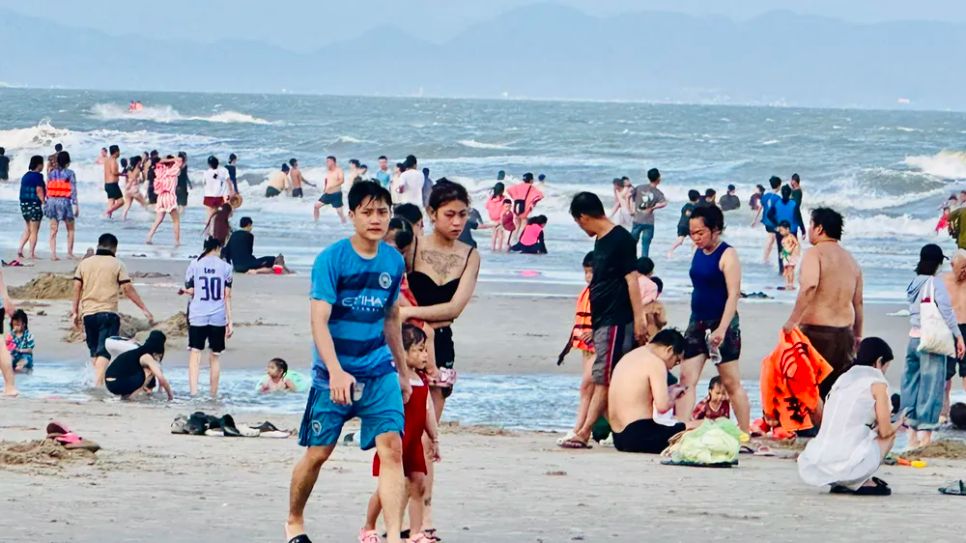Du khách tắm biển, chiều 1-5. Ảnh: QUANG VŨ