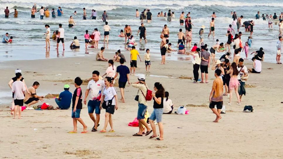 Mặc dù lượng khách đông nhưng bãi biển luôn sạch sẽ. Ảnh: QUANG VŨ