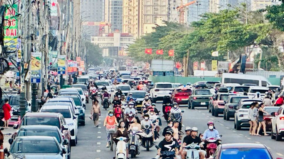 Phương tiện nối đuôi nhau khu vực đường Thùy Vân (phường Vũng Tàu) trong chiều 1-5. Ảnh: QUANG VŨ