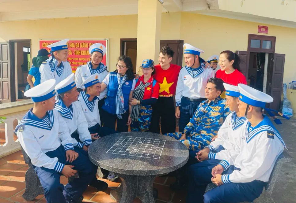 Các đại biểu thăm hỏi các chiến sĩ trên đảo Đá Lớn B
