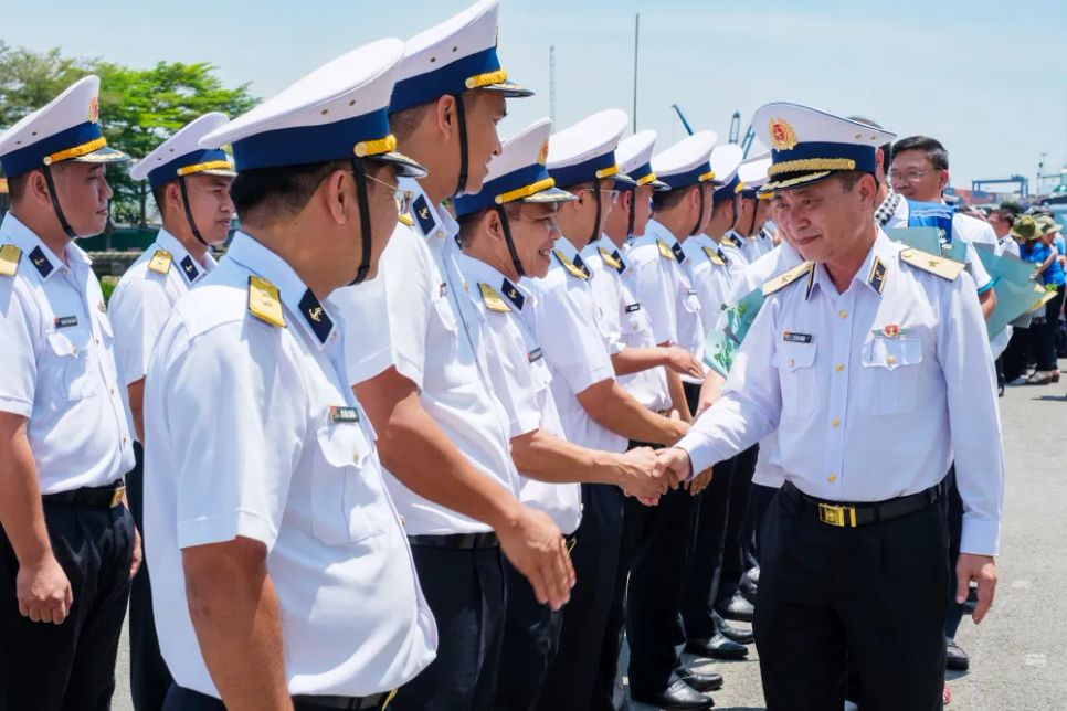 Chuẩn Đô đốc Lê Bá Quân làm Trưởng Đoàn công tác số 12