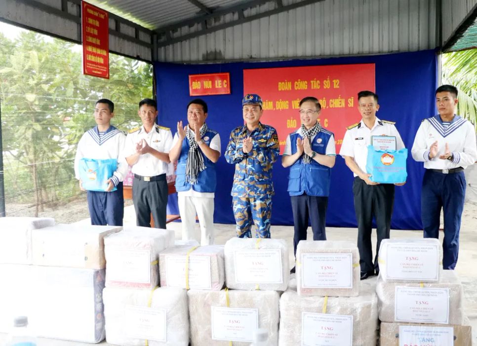 Đoàn công tác số 12 hoàn thành hải trình thăm Trường Sa, Nhà giàn DK1