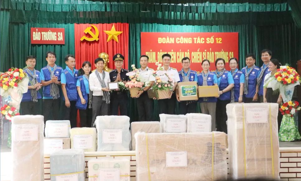 Đoàn công tác số 12 hoàn thành hải trình thăm Trường Sa, Nhà giàn DK1