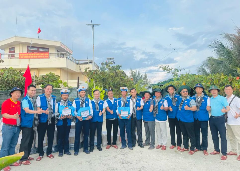 Đoàn thăm, động viên các chiến sĩ đảo Núi Le C
