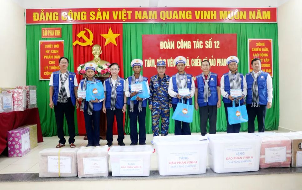 Đoàn thăm, động viên các chiến sĩ là công dân TPHCM đang công tác tại đảo Phan Vinh A