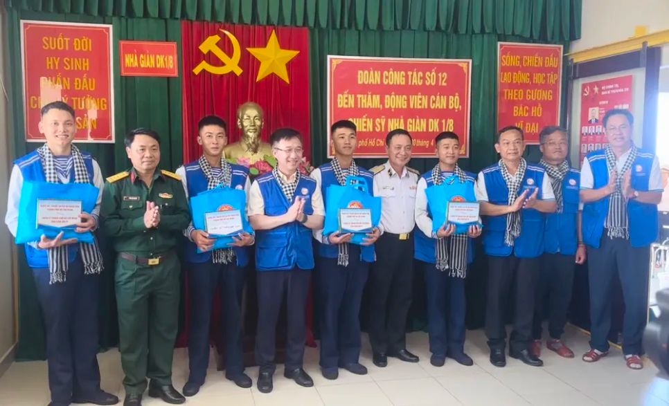 Đoàn thăm, động viên các chiến sĩ nhà giàn DK1/8