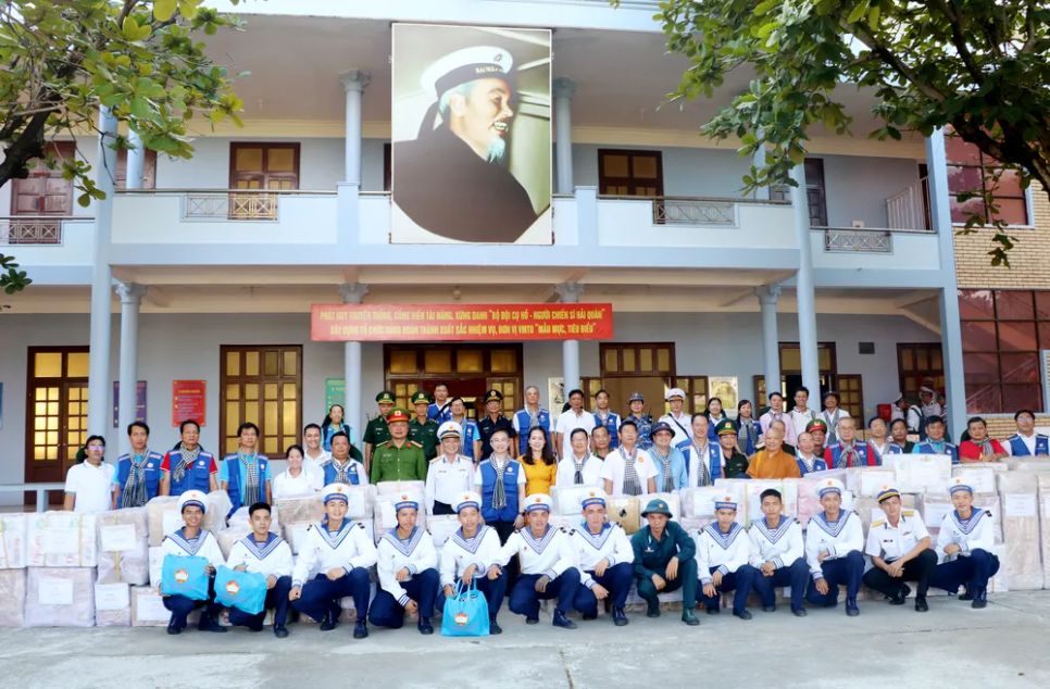 Đoàn thăm, tặng quà cán bộ, chiến sĩ, các lực lượng và người dân trên đảo Trường Sa