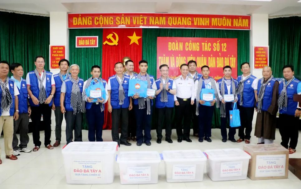Đoàn thăm, tặng quà cán bộ, chiến sĩ trên đảo Đá Tây A