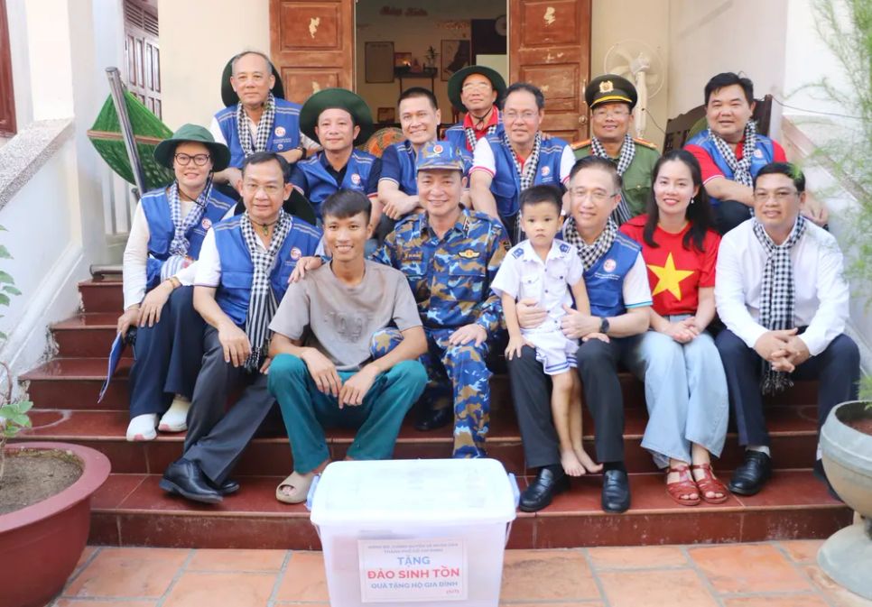 Đoàn thăm, tặng quà người dân trên đảo Sinh Tồn