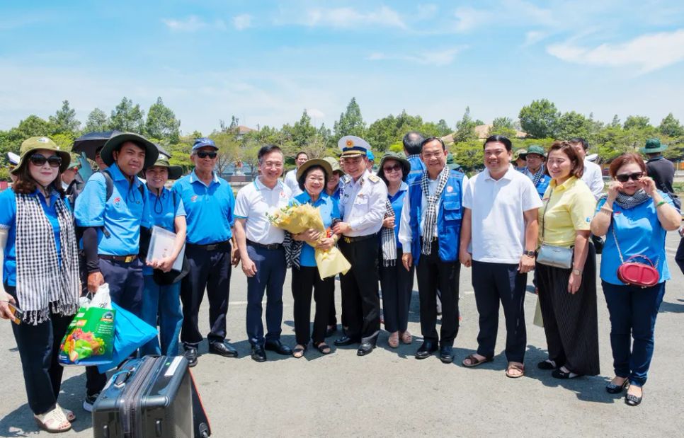 Đồng chí Trương Mỹ Hoa, nguyên Bí thư Trung ương Đảng, nguyên Phó Chủ tịch nước, Chủ tịch Quỹ học bổng Vừ A Dính đón đoàn