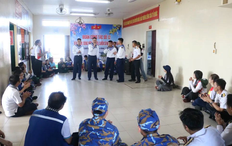 Nghệ sĩ TPHCM giao lưu văn nghệ với cán bộ, chiến sĩ tại nhà giàn DK1/8
