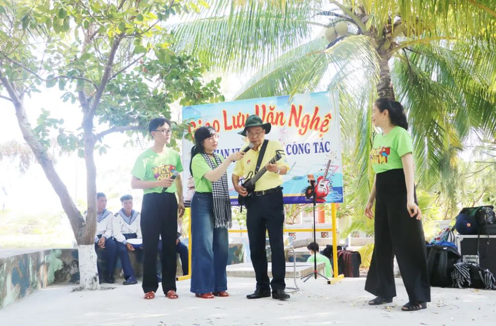 Trung tướng Phạm Văn Dỹ, nguyên Bí thư Đảng ủy, nguyên Chính ủy Quân khu 7 - Trưởng Đoàn đại biểu Quỹ học bổng Vừ A Dính, đánh đàn hát tặng chiến sĩ đảo Phan Vinh A