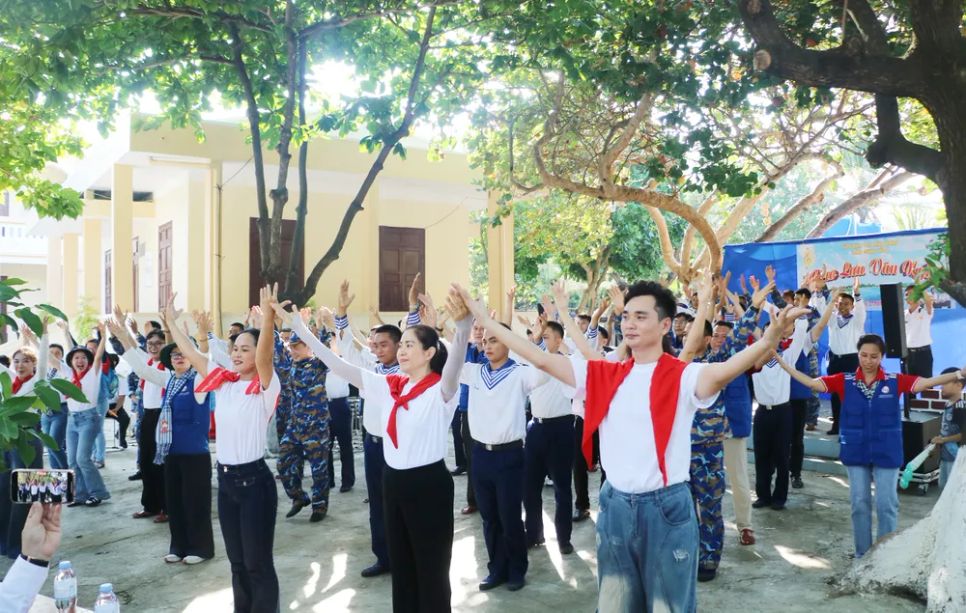 Văn nghệ sĩ phục vụ văn nghệ tại đảo Trường Sa