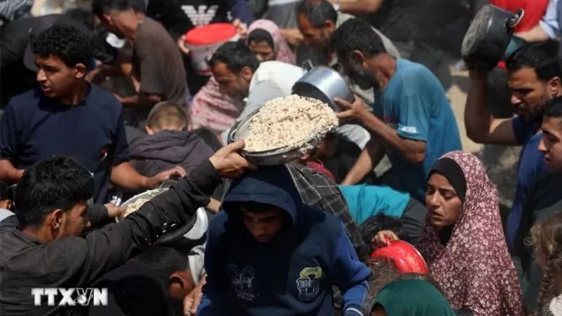 Người dân nhận thực phẩm cứu trợ tại Gaza. (Ảnh: THX/TTXVN)