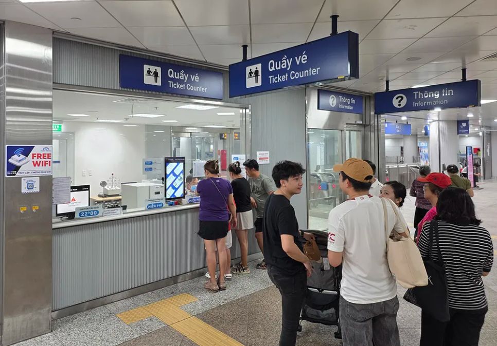 Người dân dễ dàng ứng dụng thanh toán số khi mua vé đi Metro số 1 tại TPHCM (ẢNH: TẤN BA)