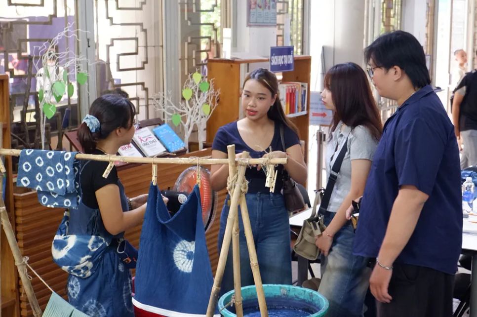 Khách tham quan triển lãm “Chạm Chàm - Dẫn lối” tại khuôn viên Thư viện Khoa học Tổng hợp (số 69 Lý Tự Trọng, phường Bến Thành, TPHCM) (ẢNH: NVCC)