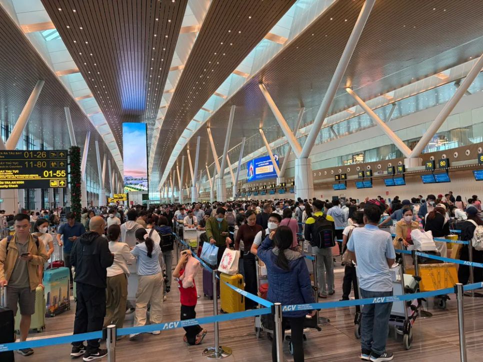 Hành khách làm thủ tục tại sân bay Tân Sơn Nhất. Ảnh: QUỐC HÙNG