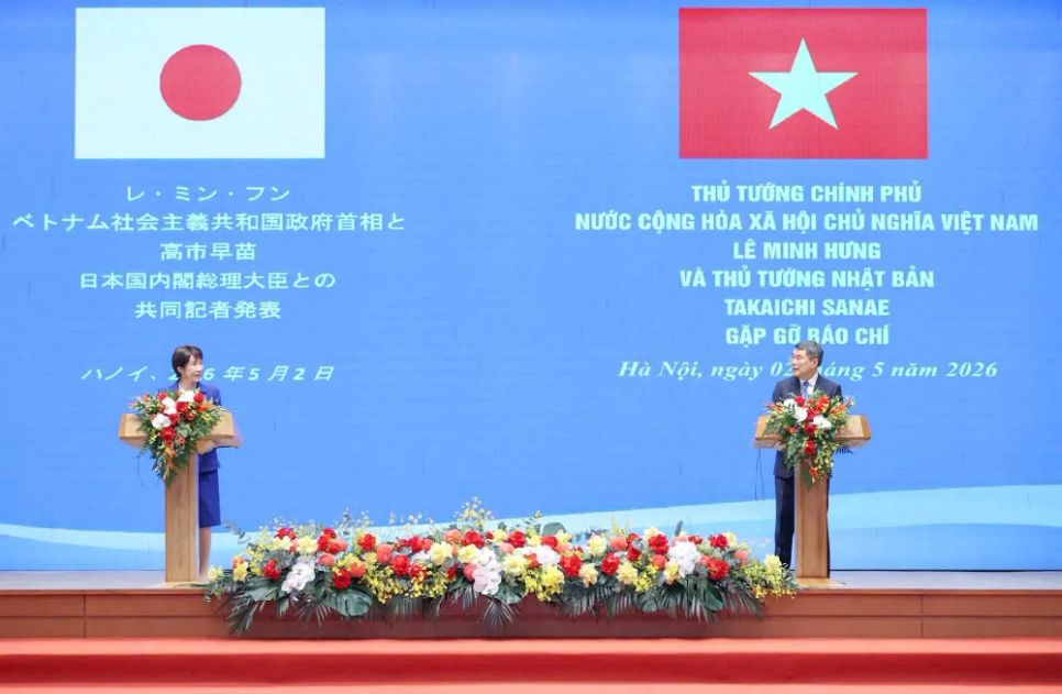 Thủ tướng Lê Minh Hưng và Thủ tướng Takaichi Sanae gặp gỡ báo chí sau khi tiến hành hội đàm và chứng kiến lễ trao văn kiện hợp tác giữa hai nước, sáng 2-5. Ảnh: QUANG PHÚC