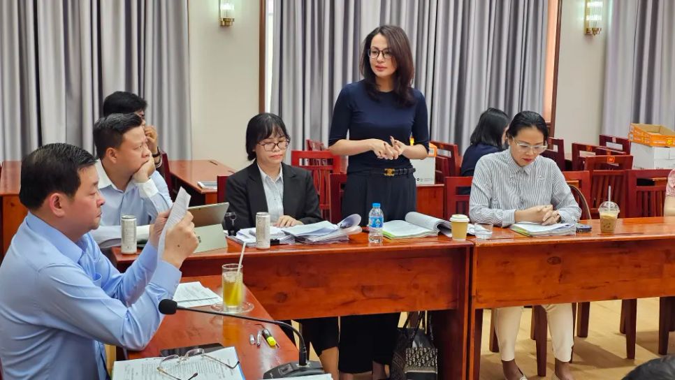 Cư dân chung cư 53 Nguyễn Thị Minh Khai, phường Sài Gòn trình bày nguyện vọng được cấp GCN sau gần 20 năm mua nhà tại dự án. Ảnh: Đỗ Trà Giang