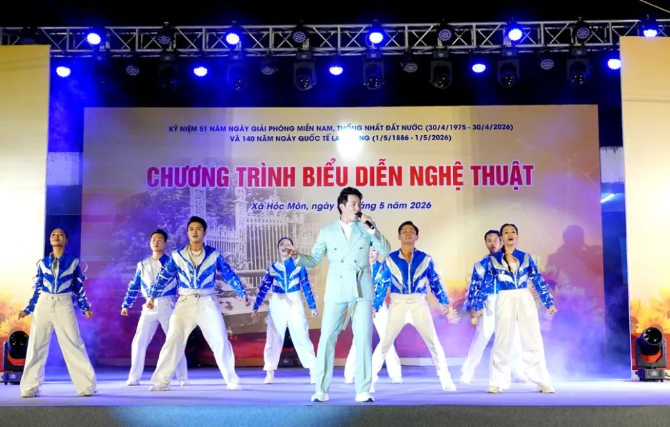 Ca sĩ Nguyễn Phi Hùng biểu diễn ca khúc “Cuộc sống tươi đẹp”. Ảnh: THÚY BÌNH