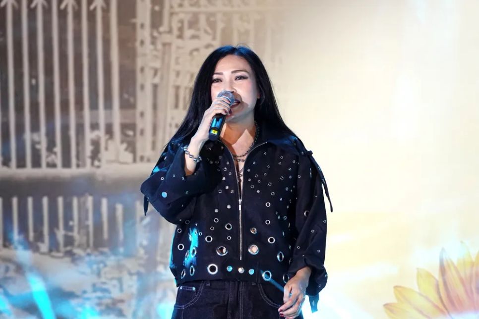 Ca sĩ Phương Thanh biểu diễn ca khúc “Em như tia nắng mặt trời”. Ảnh: THÚY BÌNH