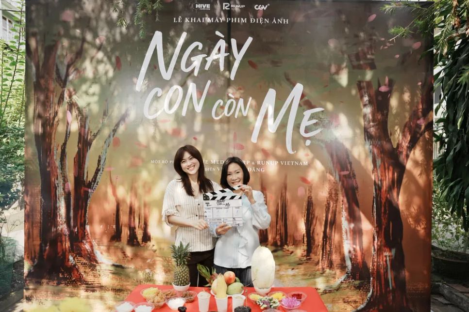 <i>Hồng Đào và Phương Anh Đào tại lễ cúng khai máy bộ phim. Ảnh: ĐPCC</i>