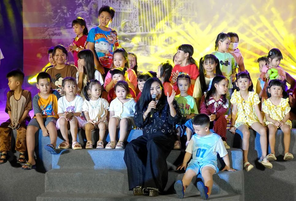 Ca sĩ Phương Thanh giao lưu và hát cùng với các em thiếu nhi trong chương trình nghệ thuật TPHCM - Vươn tới những tầm cao