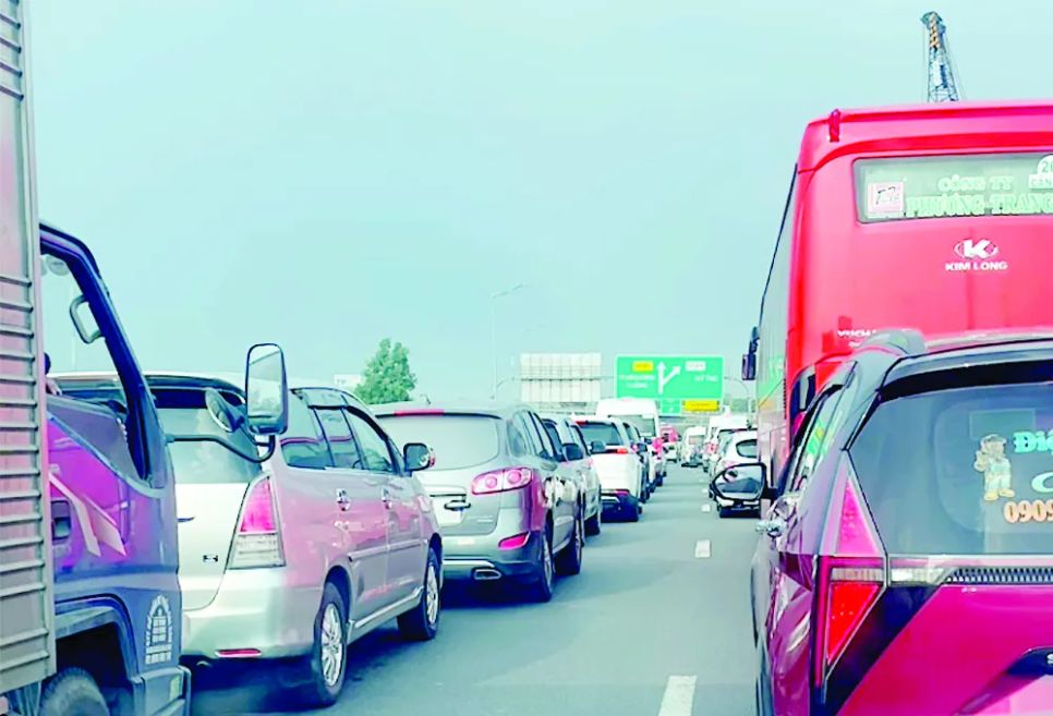 Người dân bắt đầu trở lại TPHCM sau nghỉ lễ 30-4
