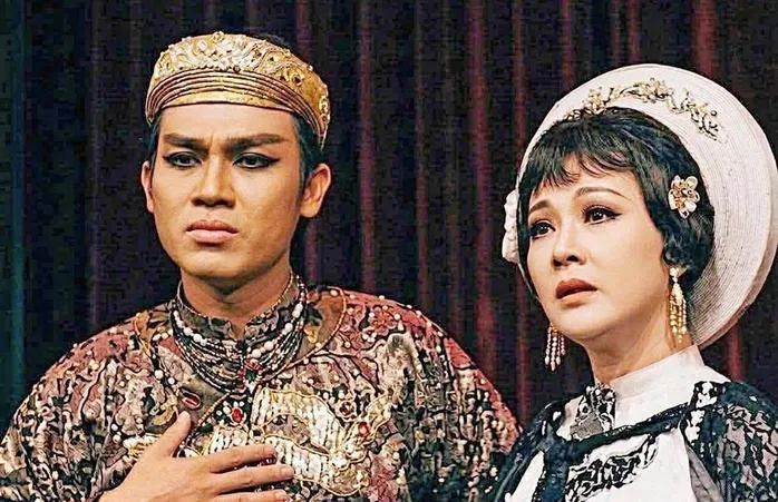 Cố NSƯT Thanh Sang và cố NSƯT Thanh Nga trong vở Tiếng trống Mê Linh bản quay năm 1978 vừa được phục chế màu (<span style=