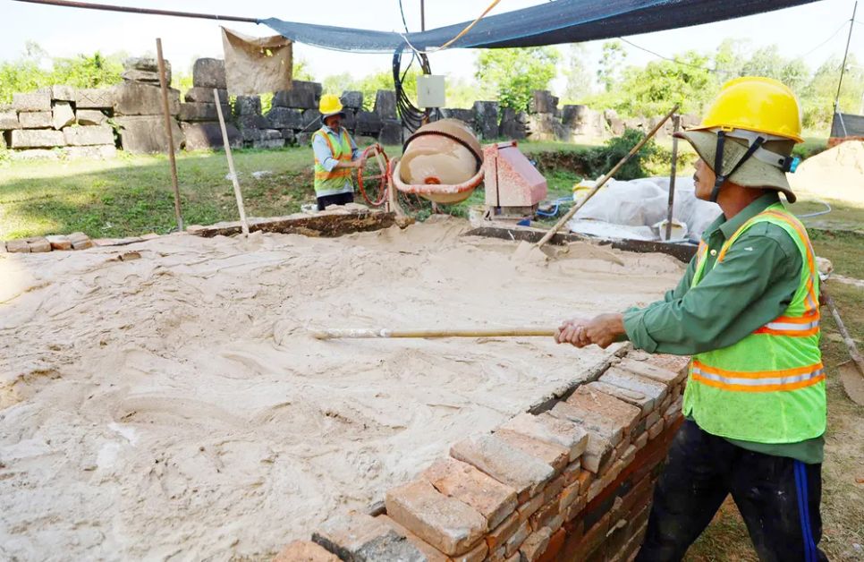 Các nguyên liệu bột gạch, vôi được phối trộn cùng các nguyên liệu phù hợp để phối trộn nguyên liệu tái tạo gạch tháp cổ
