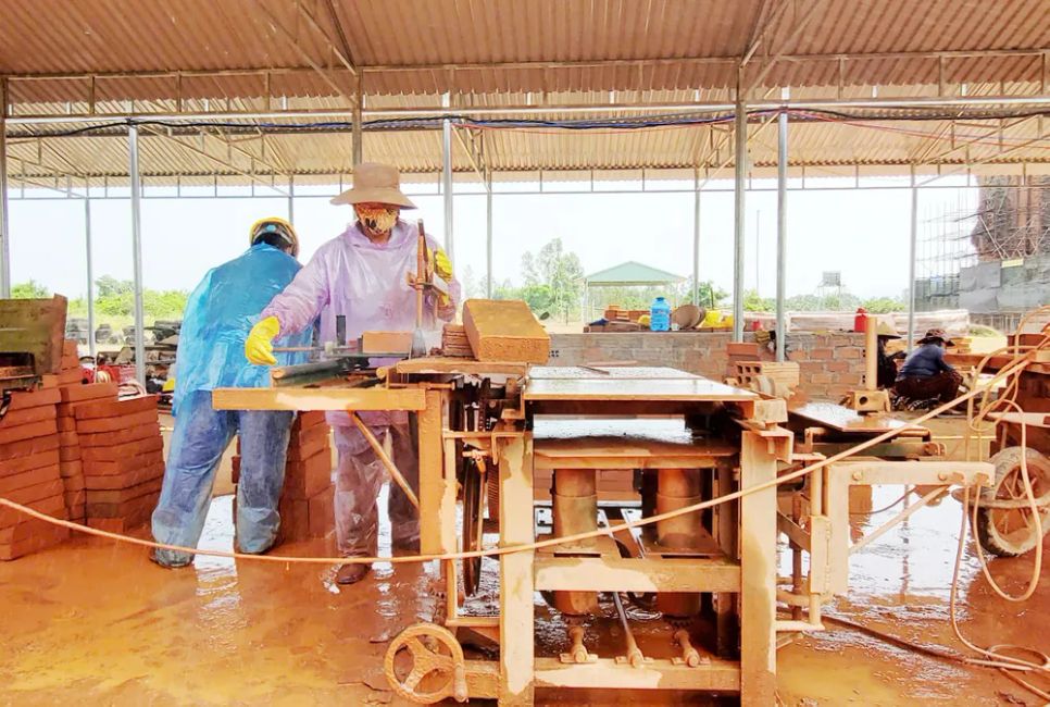 Gia công từng viên gạch theo đúng tỷ lệ, kích thước nguyên gốc tại di tích