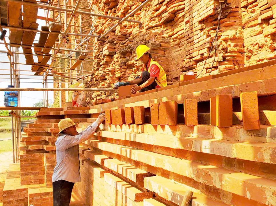 Những hạng mục xuống cấp ở tháp cổ Dương Long dần được 