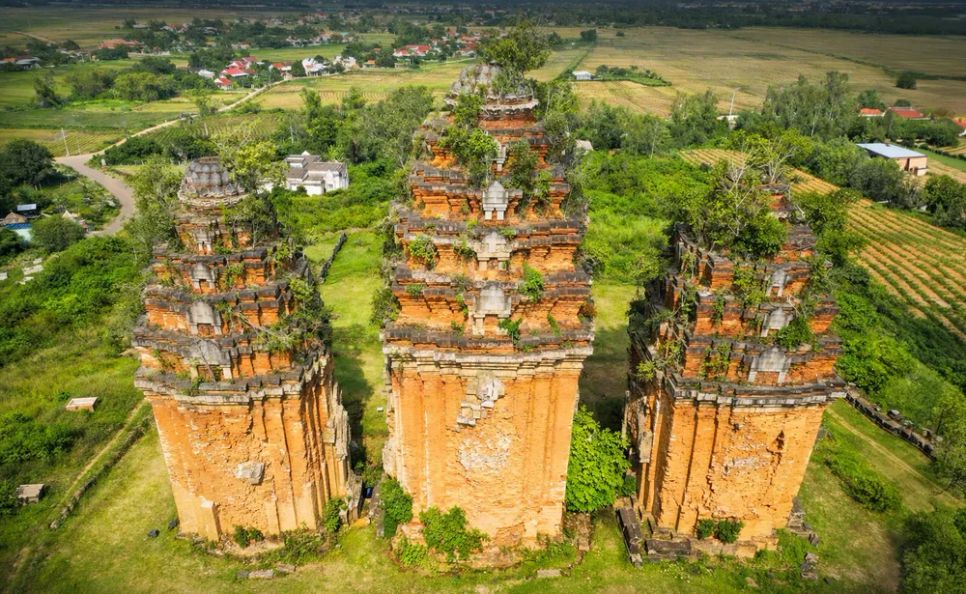 Tháp cổ Dương Long có niên đại hơn 800 năm
