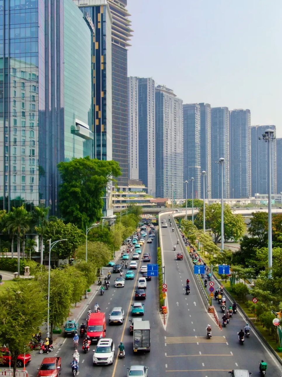 Khu vực Bến Bạch Đằng, đường Tôn Đức Thắng với hệ thống cao ốc tài chính - thương mại, một trong những động lực tăng trưởng của TPHCM. Ảnh: HOÀNG HÙNG