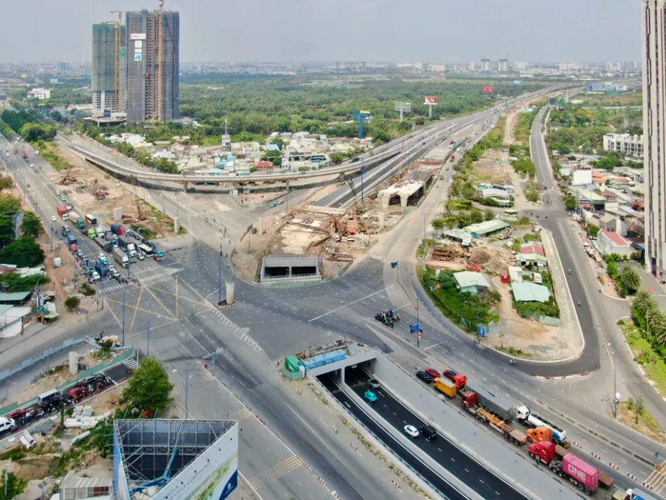Nút giao An Phú đang được đẩy nhanh thi công, nhiều hạng mục dần hình thành, kết nối trục giao thông cửa ngõ phía Đông TPHCM, ghi nhận ngày 17-3. Ảnh: HOÀNG HÙNG