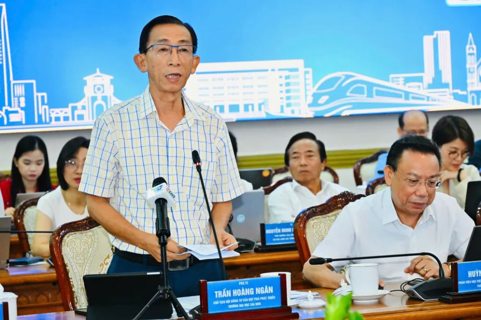 PGS-TS Trần Hoàng Ngân, đại biểu Quốc hội, Chủ tịch Hội đồng tư vấn đột phá phát triển Trường Đại học Sài Gòn góp ý tại hội thảo tham vấn chuyên gia về dự thảo Luật Đô thị đặc biệt chính sách đột phá và không gian phát triển cho TPHCM trong kỷ nguyên mới, do UBND TPHCM phối hợp Đại học quốc gia (ĐHQG) TPHCM tổ chức gày 4-4. Ảnh: VIỆT DŨNG