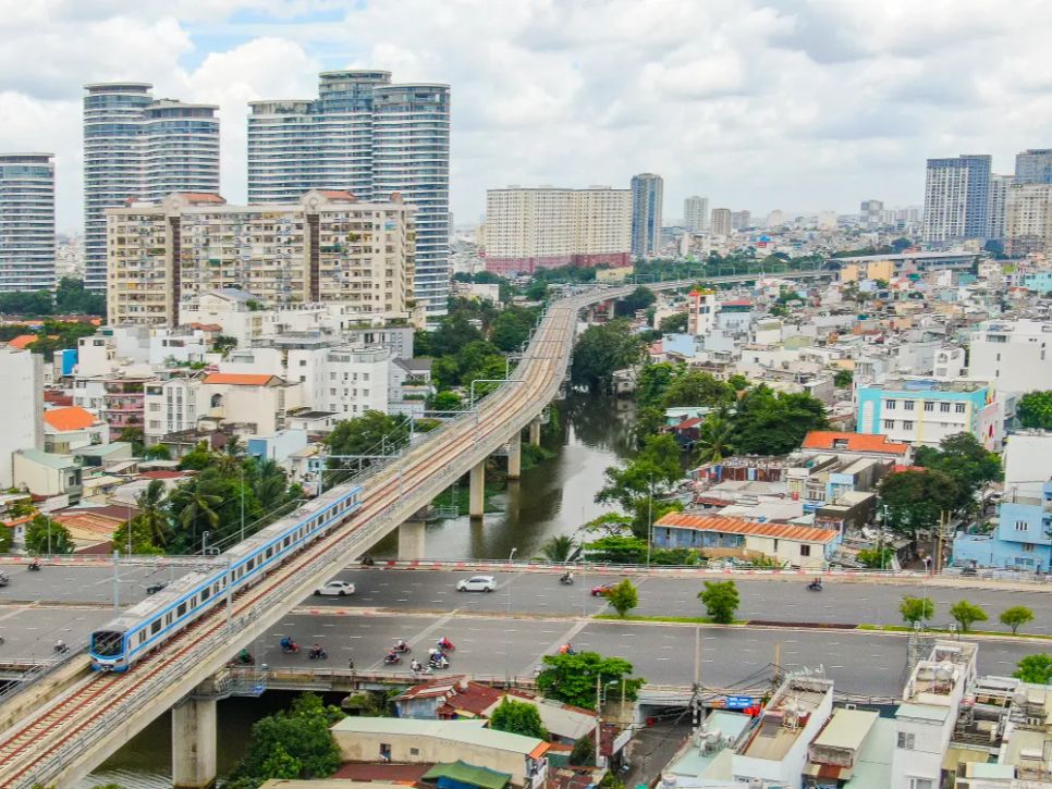 Tàu metro vượt qua đường Nguyễn Hữu Cảnh và đi trên rạch Văn Thánh tại phường Thạnh Mỹ Tây, TPHCM. Ảnh: HOÀNG HÙNG
