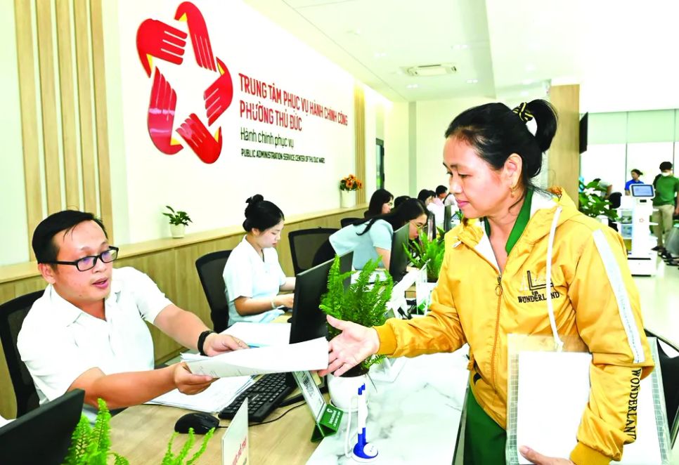 Công chức Trung tâm Phục vụ hành chính công phường Thủ Đức (TPHCM) giải quyết thủ tục hành chính cho người dân. Ảnh: VIỆT DŨNG