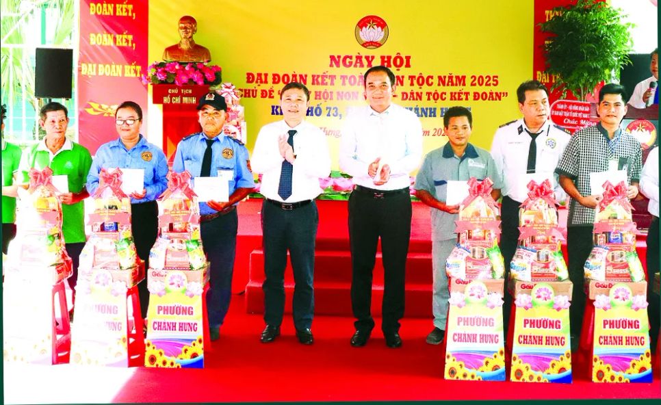 Trưởng Ban Tuyên giáo và Dân vận Thành ủy TPHCM Dương Anh Đức tặng quà của Thành ủy – HĐND – UBND - Ủy ban MTTQ Việt Nam TPHCM đến các hộ có hoàn cảnh khó khăn ở khu phố 73, phường Chánh Hưng. Ảnh: THÁI PHƯƠNG