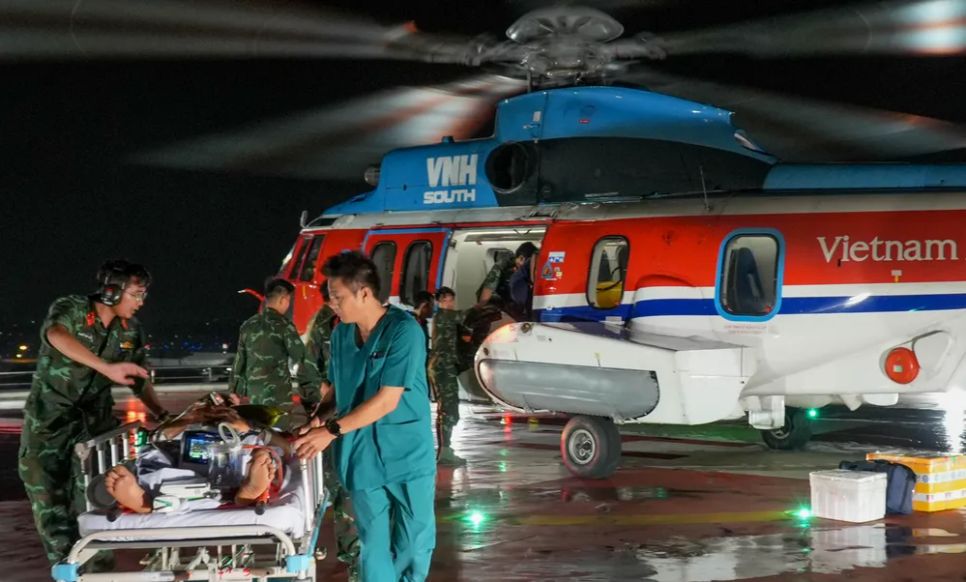 Trực thăng vận chuyển người bệnh về đất liền điều trị