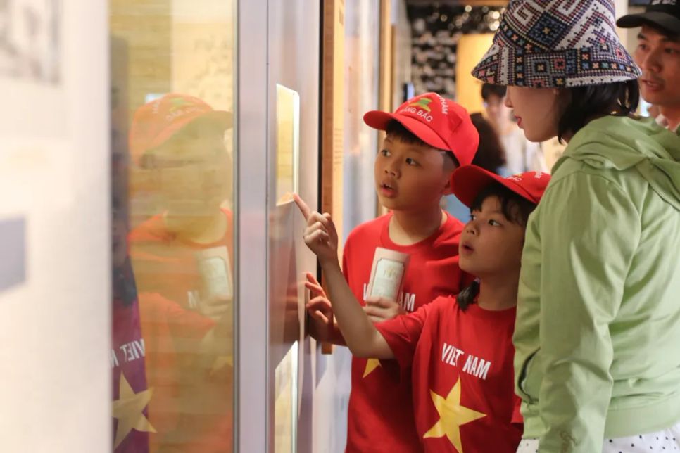 Khách tham quan tại di tích Văn Miếu- Quốc Tử Giám. Ảnh: ANH VÂN