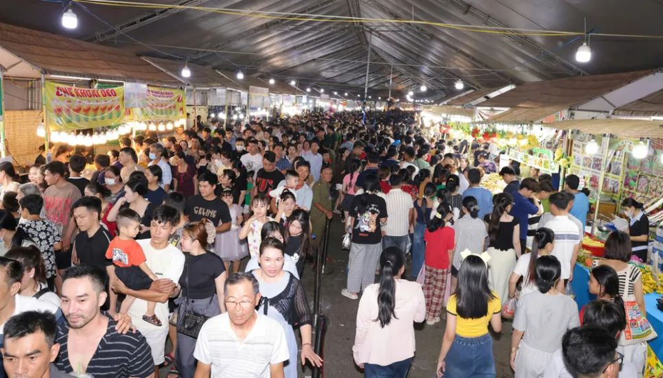Đông đảo người dân, du khách tại Lễ hội Bánh dân gian Nam Bộ lần thứ XIII được tổ chức tại TP Cần Thơ