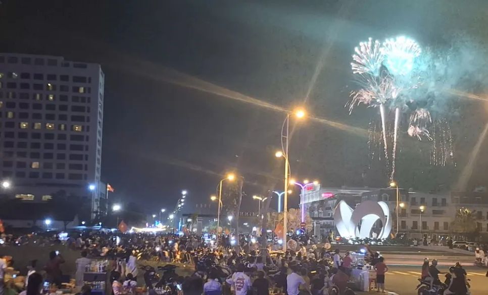 Đông đảo người dân thưởng thức bắn pháo hoa tại khu vực Quảng trường Phan Ngọc Hiển, phường An Xuyên, tỉnh Cà Mau