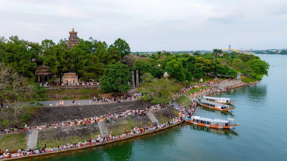 Du khách tham quan di tích chùa Thiên Mụ và trải nghiệm sông Hương thơ mộng