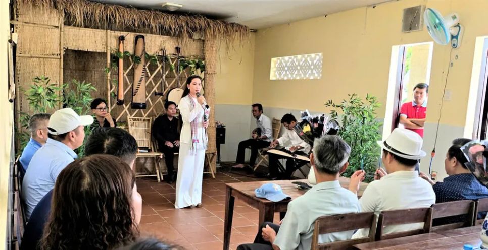 Du khách thưởng thức đờn ca tài tử tại Khu lưu niệm nhạc sĩ Cao Văn Lầu, tỉnh Cà Mau