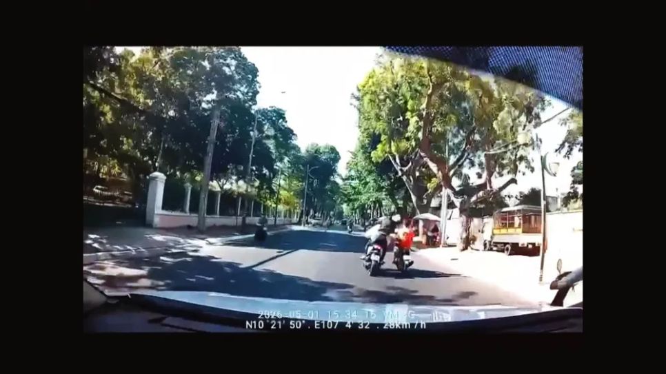 Người đàn ông bị tấn công khi đang đi trên đường. Ảnh cắt từ clip