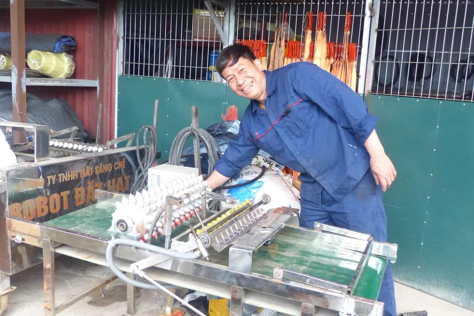 Ông Phạm Văn Hát bên sản phẩm 